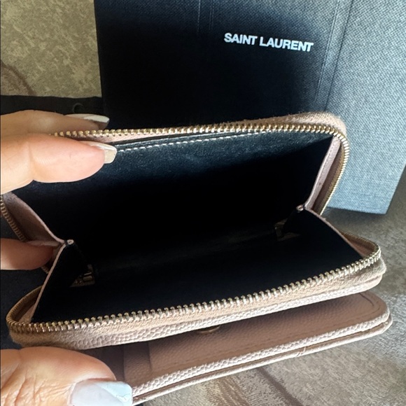 Yves Saint Laurent Zip around Wallet in poudre leather with Gold Logo - Picture 4 of 8